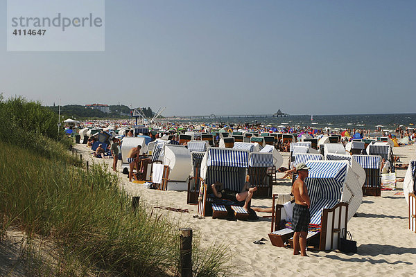 BRD Deutschland Mecklenburg Vorpommern Ostseebad Ahlbeck Strand mit Strandkörben Freizeitaktivitäten Sonnenbaden