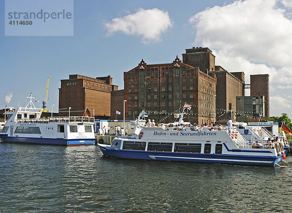 BRD Deutschland Mecklenburg Vorpommern Hansestadt Rostock am Hafen mit alten Kornspeichern Ausflugsboot mit Touristen