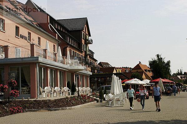 BRD Deutschland Brandenburg Waren am Müritzsee alte historische Innenstadt Hotel am Hafen mit Kirche im Hintergrund Uferpromenade