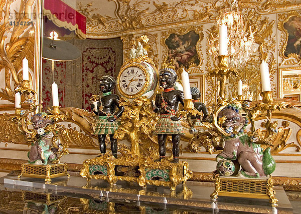 BRD Deutschland Bayern Oberbayern München Hauptstadt Bayern Residenz Kamin Uhr mit reicher Verzierung Figuren goldenen Leuchtern