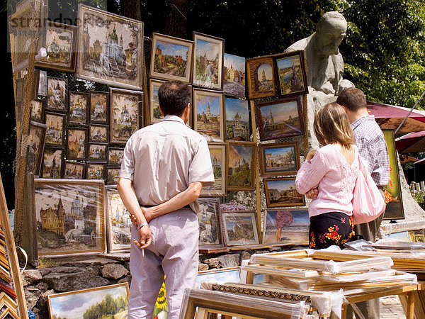 Ukraine Kiev Andrijivskyj Straße Kunstmarkt Gemälde Kunden Touristen 2004