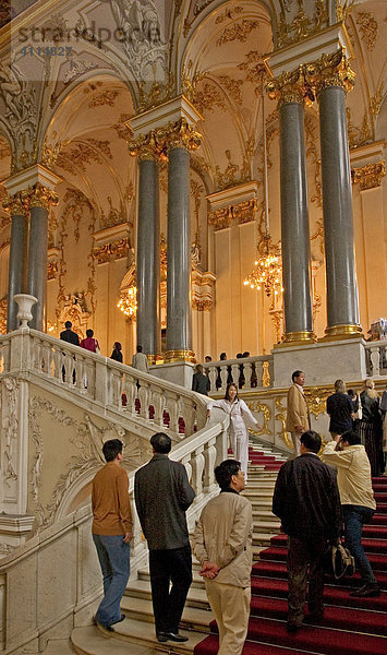 GUS Russland St Petersburg 300 Jahre alt Venedig des Nordens Winterpalast Ermitage Paradetreppe Jordans Treppe mit Besuchern und Touristen Innenaufnahme