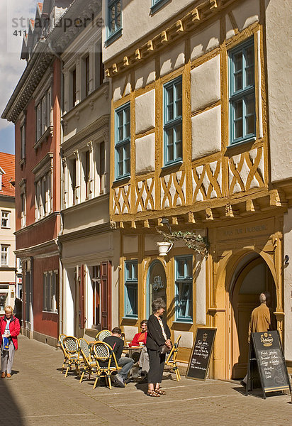 BRD Deutschland Thüringen Freistaat Thüringen Erfurt Universitätsstadt Landeshauptstadt seit 1990 das Wahrzeichen der 1250 Jahre alten Stadt ist der Domhügel mit der Doppelkirchenanlage Dom Baubeginn ca 1154 bis 1465 Severi Kirche Baubeginn 1280 bis 1335 das Altstadtviertel Altstadtkneipe an der Großen Arche Restaurant