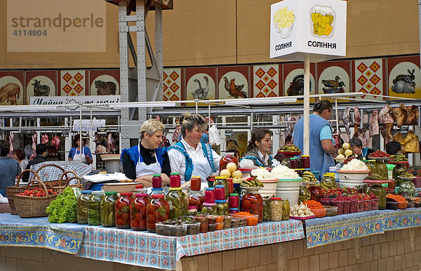 Ukraine Kiev Bessarabs¥ka Markthalle erbaut 1910-1912 Obst und Gemüse Händler und Kunden frisches Obst und Gemüse Marktstände Marktfrauen 2004