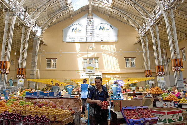 Ukraine Kiev Bessarabs¥ka Markthalle erbaut 1910-1912 Jugendstil Obst und Gemüse Händler und Kunden frisches Obst und Gemüse Marktstände Marktfrauen 2004