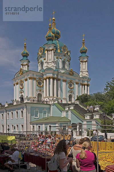 Ukraine Kiev St. Andreas Kirche erbaut 1212 in Holz 1744 in Stein Architekt F. Rastrelli blauer Himmel mit Wolken Sonne Touristen und Andenkenmarkt 2004