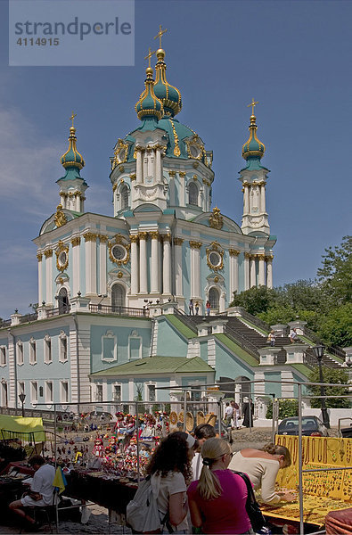 Ukraine Kiev St. Andreas Kirche erbaut 1212 in Holz 1744 in Stein Architekt F. Rastrelli blauer Himmel mit Wolken Sonne Touristen und Andenkenmarkt 2004