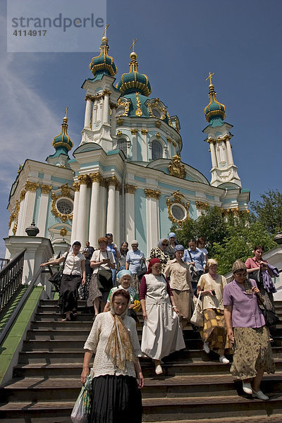 Ukraine Kiev St. Andreas Kirche erbaut 1212 in Holz 1744 in Stein Architekt F. Rastrelli blauer Himmel Sonne Besucher und Touristen gläubige Frauen 2004