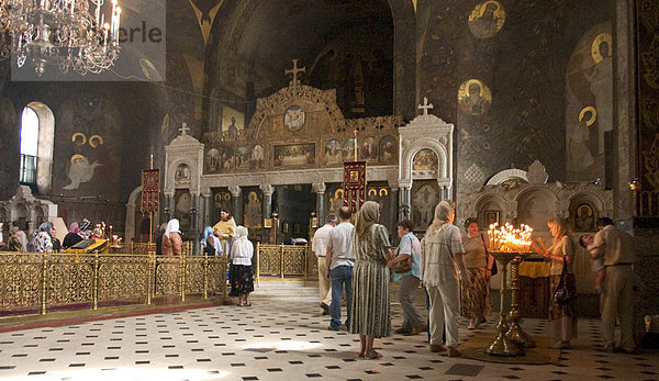 Ukraine Kiev das Höhlenkloster Kyjevo Pecers¥ka Lavra Gläubige beim beten in der Kirche und Kerzen anzünden 2004