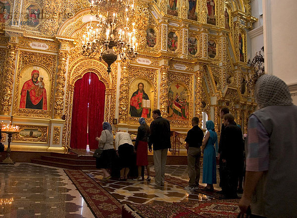 Ukraine Kiev das Höhlenkloster Kyjevo Pecers¥ka Lavra Gläubige beim beten in der Kirche 2004