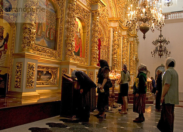 Ukraine Kiev das Höhlenkloster Kyjevo Pecers¥ka Lavra Gläubige beim beten in der Kirche 2004