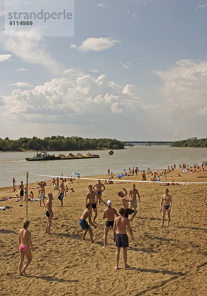 Strand am Fluss Irtisch  Baden und Sonnen am Strand vom Fluss Irtisch  Beach Volleyball  Lastschiff auf dem Irtisch  Omsk  Sibirien  Russland  GUS  Europa