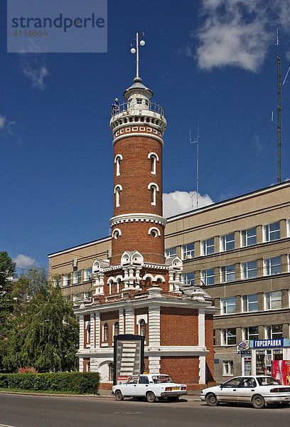 Wahrzeichen der Stadt Omsk  Alter Feuerwehrturm in der Innenstadt von Omsk  Omsk an den Flüssen Irtisch und Omka  Omsk  Sibirien  Russland  GUS  Europa