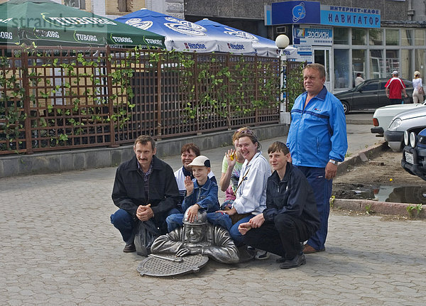 Familienfoto mit Russischer Familie am Lubinsky Prospekt  Omsk an den Flüssen Irtisch und Omka  Omsk  Sibirien  Russland  GUS  Europa