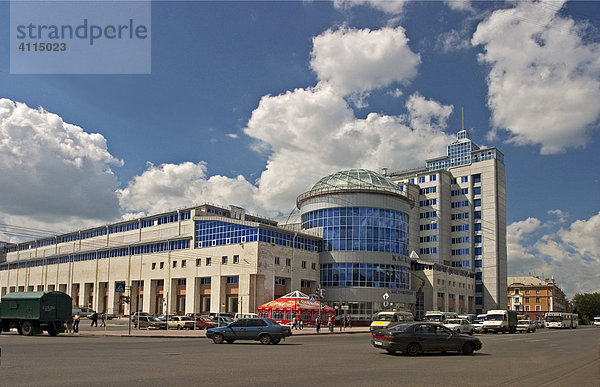 Modernes Geschäftsgebäude in der Innenstadt von Omsk  Messe und Ausstellungsgebäude von Omsk  Omsk an den Flüssen Irtisch und Omka  Omsk  Sibirien  Russland  GUS  Europa