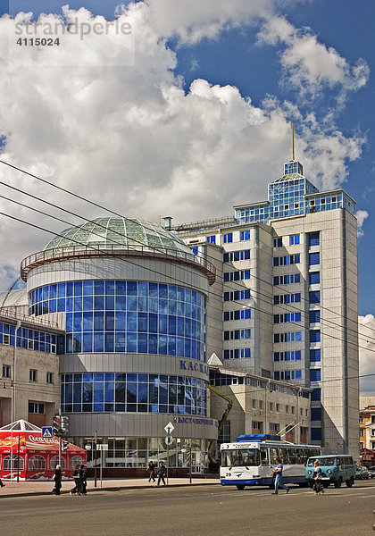 Modernes Geschäftsgebäude in der Innenstadt von Omsk  Messe und Ausstellungsgebäude von Omsk  Omsk an den Flüssen Irtisch und Omka  Omsk  Sibirien  Russland  GUS  Europa
