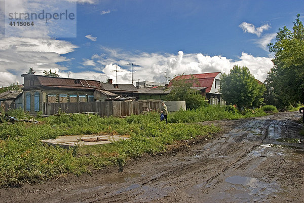 Sibirisches Dorf mit nasser  verschlammter Strasse  Omsk an den Flüssen Irtisch und Omka  Omsk  Sibirien  Russland  GUS  Europa