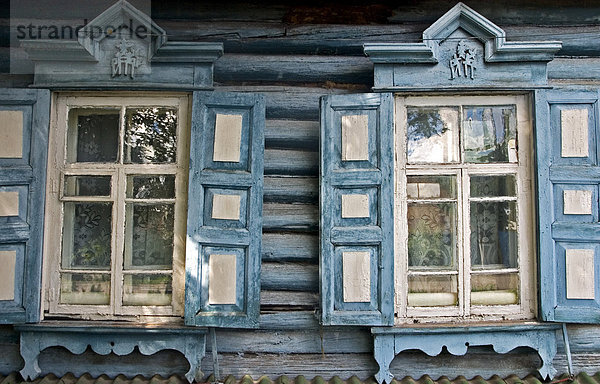 Fenster mit Zierrahmen an verschiedenen alten Sibirierischen Holzhäusern  Omsk an den Flüssen Irtisch und Omka  Omsk  Sibirien  Russland  GUS  Europa Holzhäuser