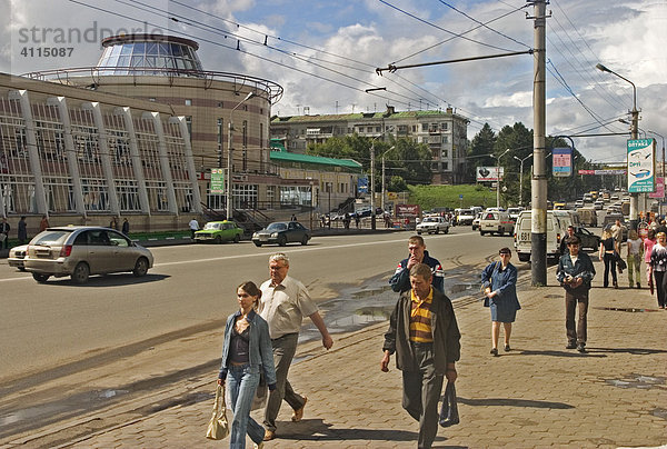 Lermontova Strasse mit Einkaufscenter und Busbahnhof  Omsk an den Flüssen Irtisch und Omka  Omsk  Sibirien  Russland  GUS  Europa
