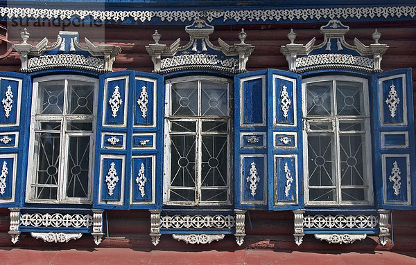 Fenster mit Zierrahmen an verschiedenen alten Sibirierischen Holzhäusern  Omsk an den Flüssen Irtisch und Omka  Omsk  Sibirien  Russland  GUS  Europa Holzhäuser