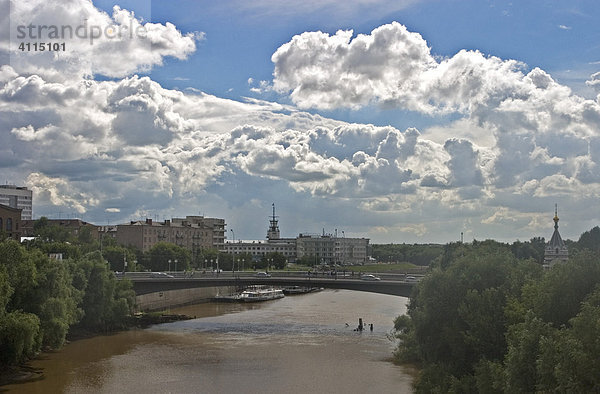 Brücke über den Fluss Omka  Omsk an den Flüssen Irtisch und Omka  Omsk  Sibirien  Russland  GUS  Europa