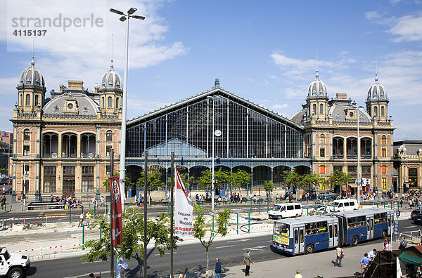 Westbahnhof in Glas-Eisenkonstrukion  Kopfbahnhof  Budapest  Ungarn  Südosteuropa  Europa
