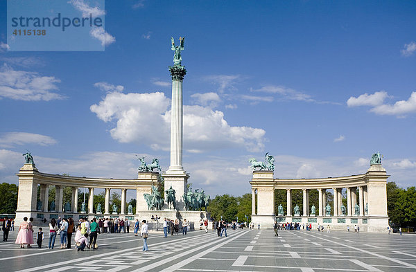 Heldenplatz mit Millenium Denkmal und dem Reiterdenkmal von Fürst Arpád  Budapest  Ungarn  Südosteuropa  Europa