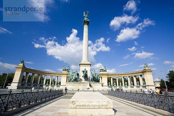 Heldenplatz mit Millenium Denkmal und dem Reiterdenkmal von Fürst Arpád  Budapest  Ungarn  Südosteuropa  Europa