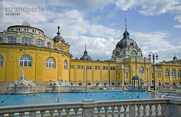 Széchenyi Freibad Neobarocker  Schwimmbecken mit Badenden und Besuchern  Budapest  Ungarn  Südosteuropa  Europa