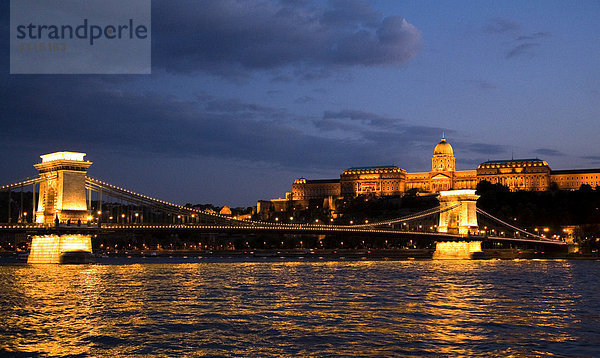 Blick auf die Kettenbrücke und Burgschloss am Abend mit Beleuchtung  Budapest  Ungarn  Südosteuropa  Europa