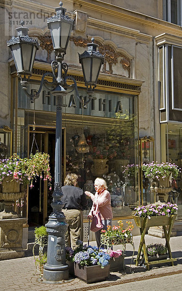 Váci Utca  berühmte Einkaufsstrasse  Jugendstil Blumenladen  Budapest  Ungarn  Südosteuropa  Europa