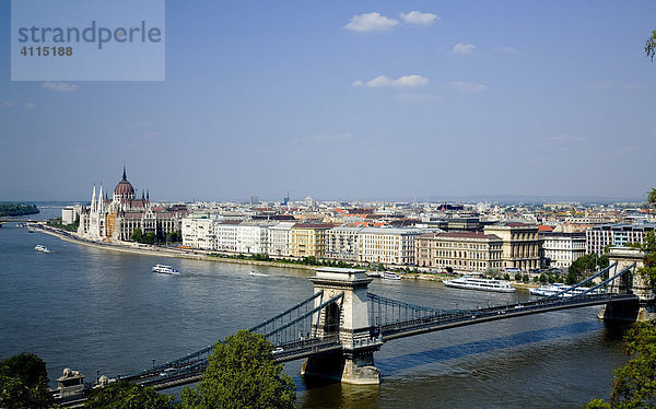 Blick vom Burgschloss auf Kettenbrücke  Donau und Parlament  Budapest  Ungarn  Südosteuropa  Europa