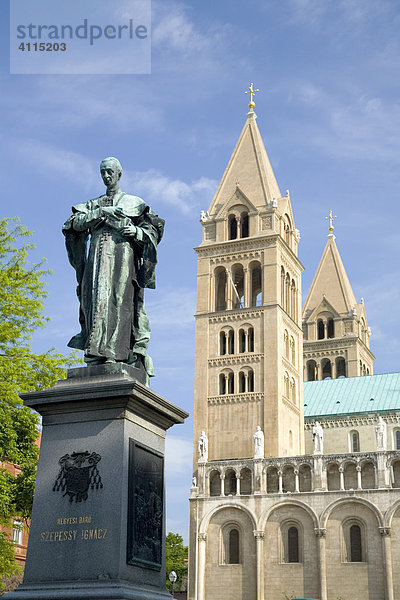 Basilika von Pecs  2 Türme der Basilika  Pecs  Südungarn  Ungarn  Südosteuropa  Europa