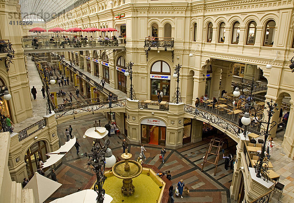 Blick in das Größte Warenhaus Kaufhaus GUM im Neo Altrussischem Stil  Moskau  Russland  Osteuropa  Europa