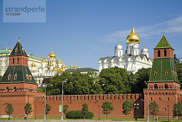 Die Kreml Mauer  Tajnikij Turm  Namenloser Turm  Maria Verkündigungs Kathedrale und Erzengel Michael Kathedrale  Moskau  Russland  Osteuropa  Europa