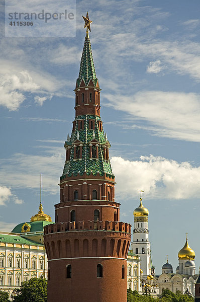 Die Kreml Mauer mit dem Wasserhebeturm auch Sviblov Turm genannt großer Glockenturm und Erzengel Michael Kathedrale  Moskau  Russland  Osteuropa  Europa
