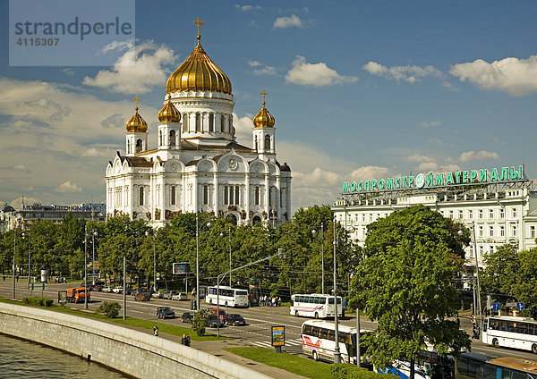 Der Fluss Moskva mit der Christi Erlöser Kathedrale  Moskau  Russland  Osteuropa  Europa