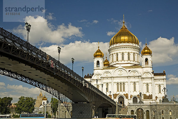 Der Fluss Moskva mit der Brücke zur Christi Erlöser Kathedrale   Moskau  Russland  Osteuropa  Europa