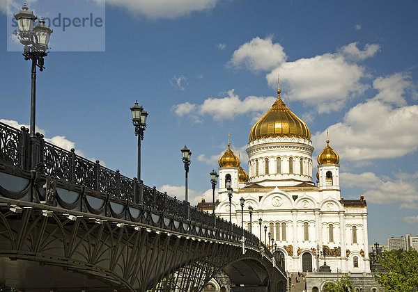 Der Fluss Moskva mit der Brücke zur Christi Erlöser Kathedrale  Moskau  Russland  Osteuropa  Europa