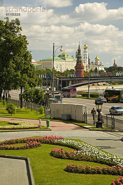 Blick von der Brücke über die Moscva auf die Stadt  den Kreml und die Regierungsgebäude  Moskau  Russland  Osteuropa  Europa