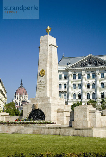 Freiheits Platz mit der Säule vom Aufstand gegen Russland  ehemaliges Postgebäude  Parlamentskuppel  Ungarn  Südosteuropa  Europa