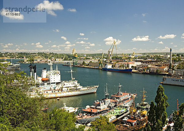 Hafen mit Schiffen  Sevastopol  Krim  Ukraine  Süd-Osteuropa  Europa