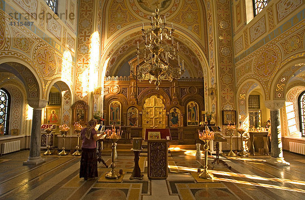 Gläubige und Pilger in der alten Kirche von Forros  Jalta  Krim  Ukraine  Süd-Osteuropa  Europa