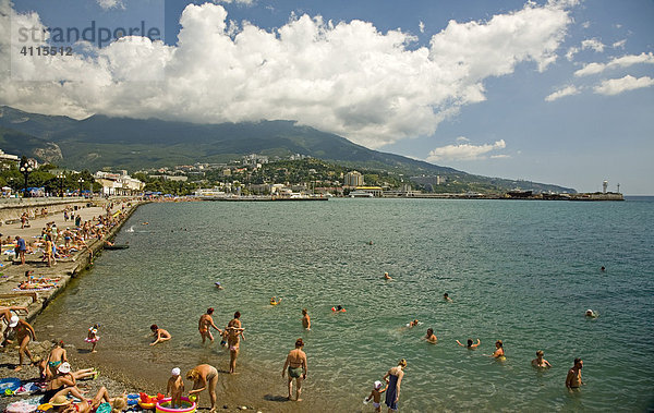 Badestrand mit Badenden  Strandpromenade von Jalta  Krim  Ukraine  Süd-Osteuropa  Europa