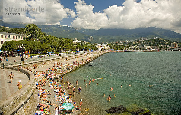 Badestrand mit Badenden  Strandpromenade von Jalta  Krim  Ukraine  Süd-Osteuropa  Europa