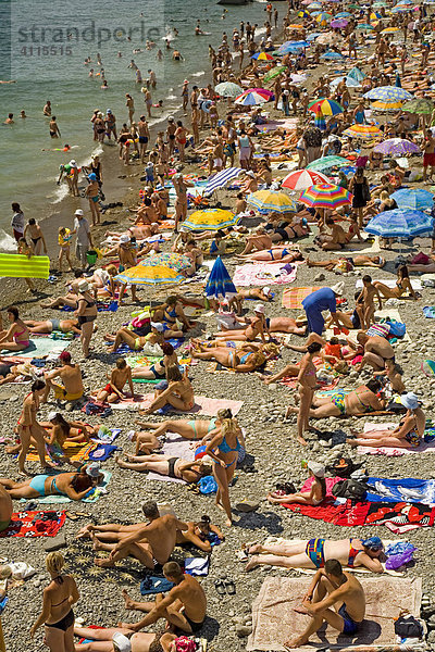 Überfüllter Badestrand mit Badenden  Strandpromenade von Jalta  Krim  Ukraine  Süd-Osteuropa  Europa