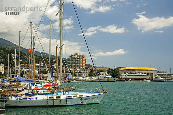 Yacht Hafen mit Schiffen  Jalta  Krim  Ukraine  Süd-Osteuropa  Europa