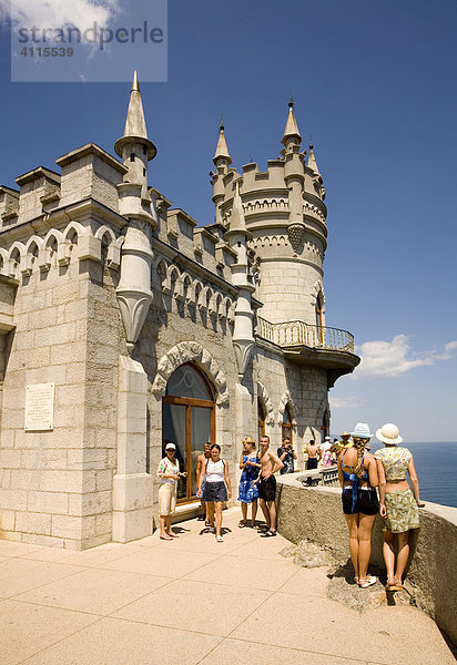 Touristen am Schloss Schwalbennest  Das Schwalbennest am Kap Air-Tudor  Jalta  Krim  Ukraine  Süd-Osteuropa  Europa