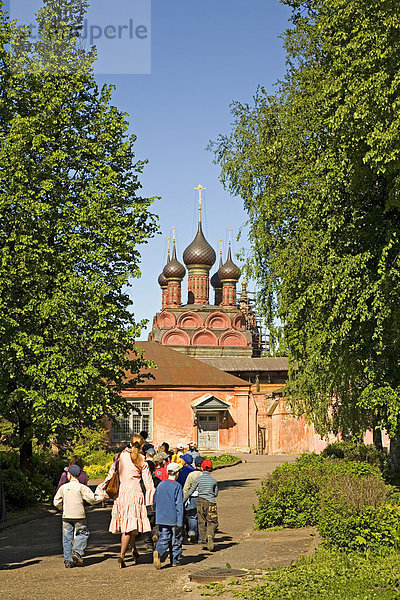 Kinder im Park vor der Historischen Christi-Erscheinens-Kirche  Jaroslavl  Russland  Osteuropa  Europa