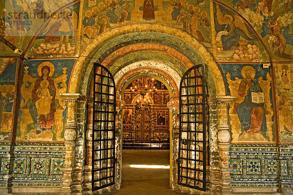 Christi-Verklärungs-Kloster Blick in die Kirche mit alten Fresken  Jaroslavl  Russland  Osteuropa  Europa